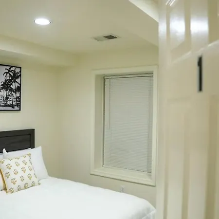 Private Room With Private Bathroom Centrally Located Washington Exterior photo